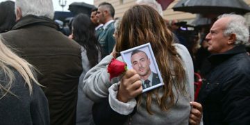 Momentos de dolor y rabia entre familia y amigos tras la misa en Cádiz / FOTO: Eulogio García