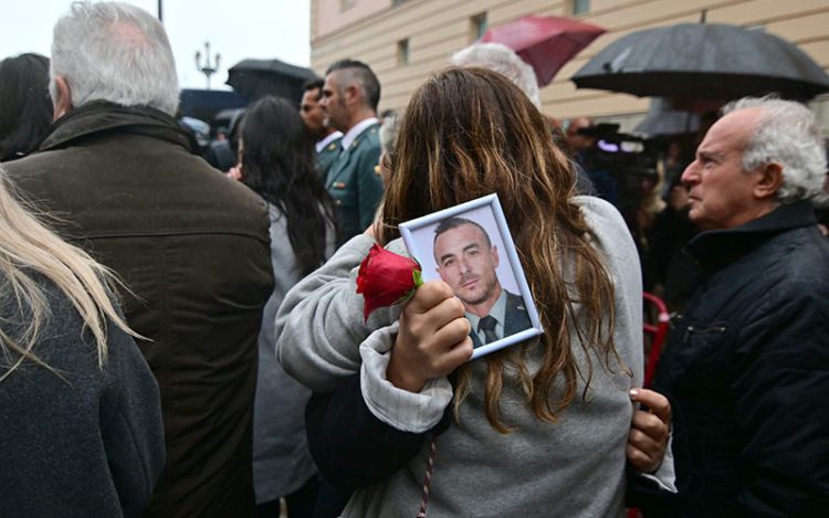Momentos de dolor y rabia entre familia y amigos tras la misa en Cádiz / FOTO: Eulogio García
