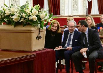Los restos de Benot han presidido el salón de plenos / FOTO: Eulogio García