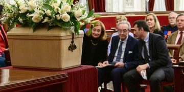 Los restos de Benot han presidido el salón de plenos / FOTO: Eulogio García