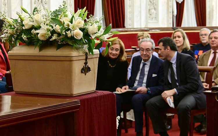 Los restos de Benot han presidido el salón de plenos / FOTO: Eulogio García