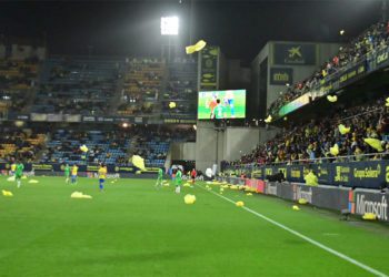 La grada estalló arrojando chubasqueros al césped / FOTO: Eulogio García