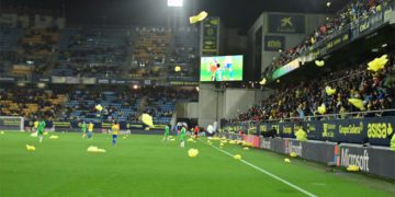 La grada estalló arrojando chubasqueros al césped / FOTO: Eulogio García