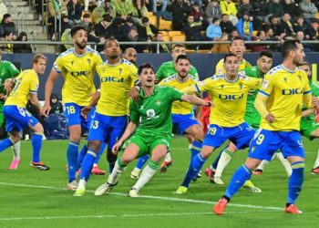 Defendiendo un córner ante el Real Betis / FOTO: Eulogio García