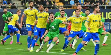 Defendiendo un córner ante el Real Betis / FOTO: Eulogio García