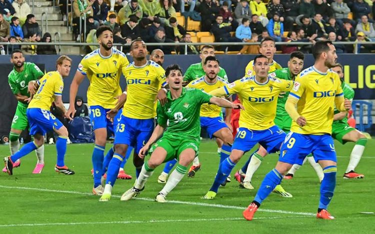 Defendiendo un córner ante el Real Betis / FOTO: Eulogio García