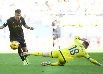 Alejo esquivando a un rival / FOTO: Cádiz CF