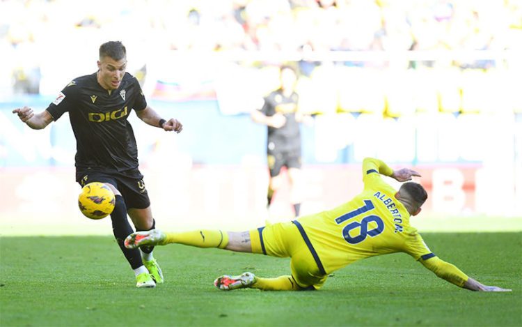 Alejo esquivando a un rival / FOTO: Cádiz CF