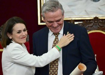 La concejala de Fiestas felicita a Fuertes al recoger su Hércules de Oro / FOTO: Eulogio García