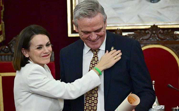 La concejala de Fiestas felicita a Fuertes al recoger su Hércules de Oro / FOTO: Eulogio García