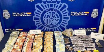 Dinero y drogas intervenidas en el registro domiciliario / FOTO: Policía Nacional