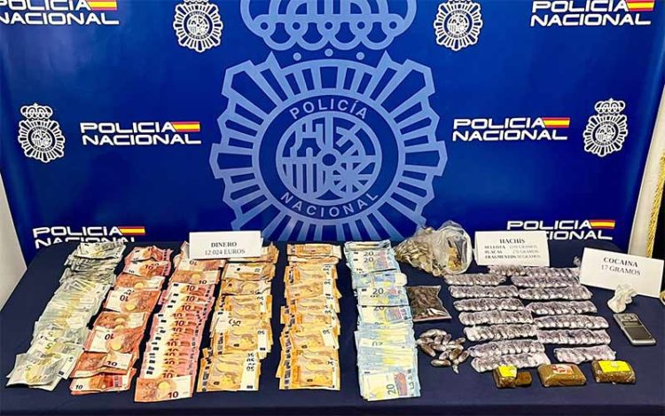 Dinero y drogas intervenidas en el registro domiciliario / FOTO: Policía Nacional