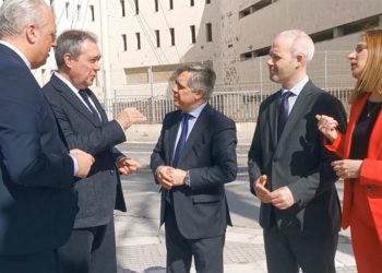 Políticos socialistas con el edificio de Náutica al fondo / FOTO: PSOE