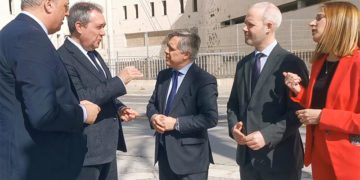 Políticos socialistas con el edificio de Náutica al fondo / FOTO: PSOE