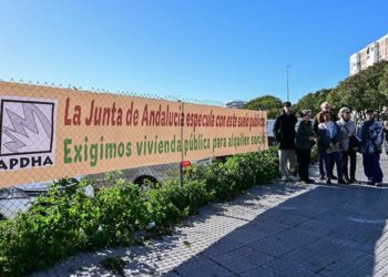 Pancarta colocada en la parcela pública recién vendida / FOTO: Eulogio García