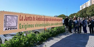 Pancarta colocada en la parcela pública recién vendida / FOTO: Eulogio García