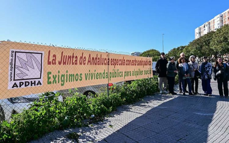 Pancarta colocada en la parcela pública recién vendida / FOTO: Eulogio García