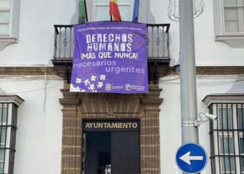 Pancarta de la Apdha y el Ayuntamiento por el pasado Día de los DDHH / FOTO: Apdha