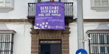 Pancarta de la Apdha y el Ayuntamiento por el pasado Día de los DDHH / FOTO: Apdha
