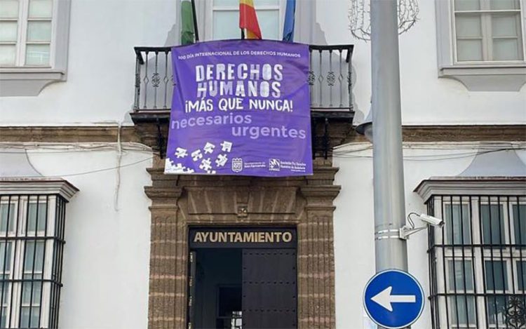 Pancarta de la Apdha y el Ayuntamiento por el pasado Día de los DDHH / FOTO: Apdha