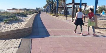 Paseando en otoño por el paseo de La Barrosa / FOTO: Ayto.