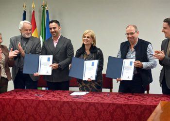 Posado tras la firma pública del acuerdo / FOTO: Ayto.