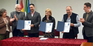 Posado tras la firma pública del acuerdo / FOTO: Ayto.