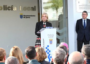 La alcaldesa observada de cerca por el consejero de Presidencia / FOTO: Ayto.