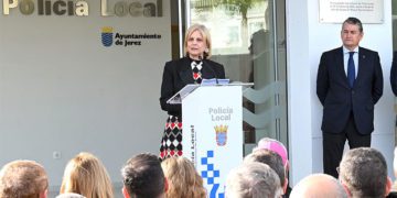 La alcaldesa observada de cerca por el consejero de Presidencia / FOTO: Ayto.