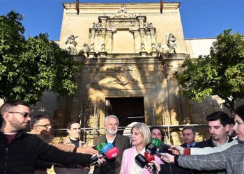 Atendiendo a periodistas a las puertas del palacio / FOTO: Ayto.