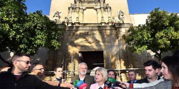 Atendiendo a periodistas a las puertas del palacio / FOTO: Ayto.