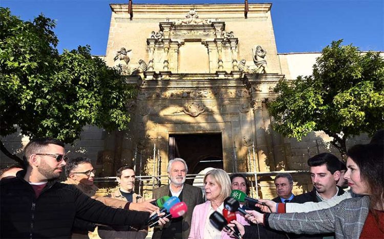 Atendiendo a periodistas a las puertas del palacio / FOTO: Ayto.