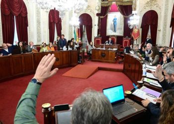 A votación uno de los puntos del pleno / FOTO: Eulogio García