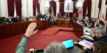 A votación uno de los puntos del pleno / FOTO: Eulogio García