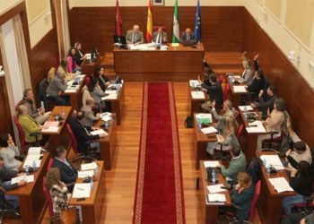 Votando uno de los puntos del pleno / FOTO: Ayto.