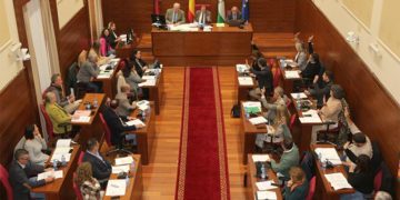 Votando uno de los puntos del pleno / FOTO: Ayto.