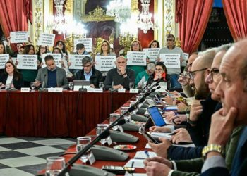 Trabajadores del servicio de ayuda a domicilio presentes en el pleno / FOTO: Eulogio García