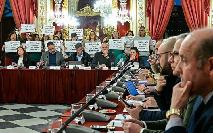 Trabajadores del servicio de ayuda a domicilio presentes en el pleno / FOTO: Eulogio García