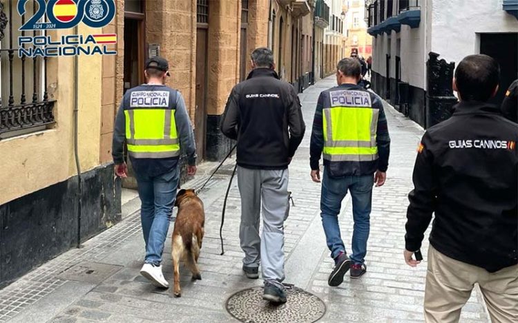 El operativo camino del registro de la vivienda / FOTO: Policía Nacional