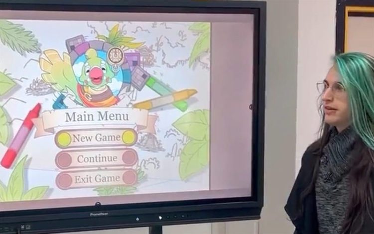 Una de las alumnas desarrolladoras explica el juego a representantes de Ustea / FOTO: Ustea