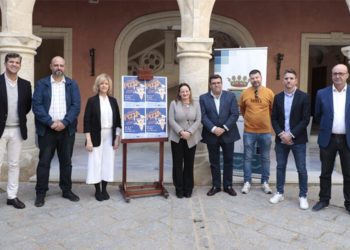 Presentando el cartel del evento / FOTO: Ayto.