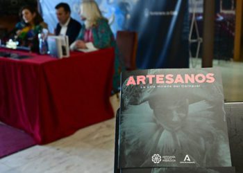 Presentando la revista en el Falla / FOTO: Eulogio García