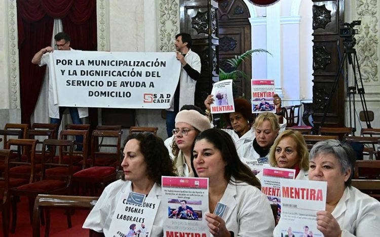 Protesta de la plantilla en el pleno de enero / FOTO: Eulogio García