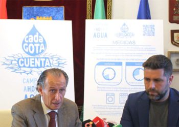 Román y Palmero presentando meses atrás una campaña llamando al ahorro de agua / FOTO: Ayto.
