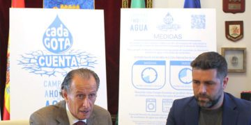 Román y Palmero presentando meses atrás una campaña llamando al ahorro de agua / FOTO: Ayto.
