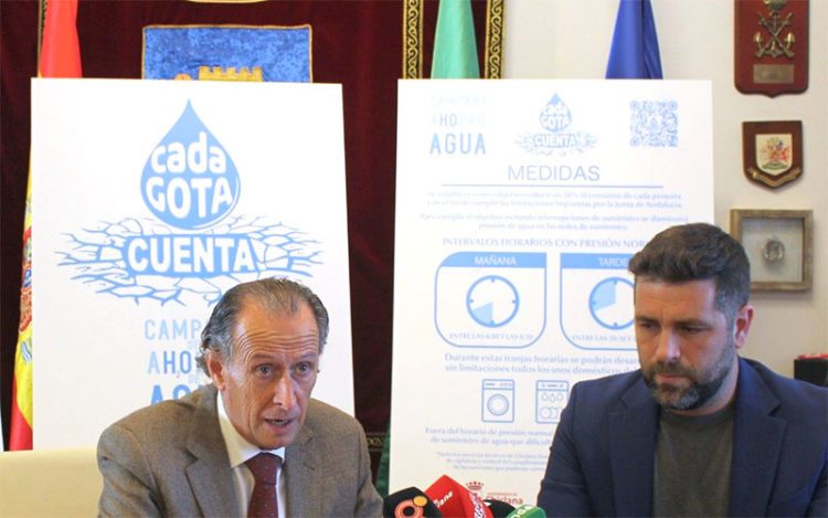 Román y Palmero presentando meses atrás una campaña llamando al ahorro de agua / FOTO: Ayto.