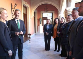 Saludando a miembros del Gobierno roteño / FOTO: Ayto.