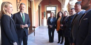 Saludando a miembros del Gobierno roteño / FOTO: Ayto.