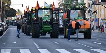 Pese a no tener permiso, la tractorada entró en la capital / FOTO: Eulogio García