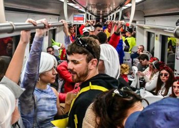 Un vagón abarrotado, en Carnaval / FOTO: Eulogio García